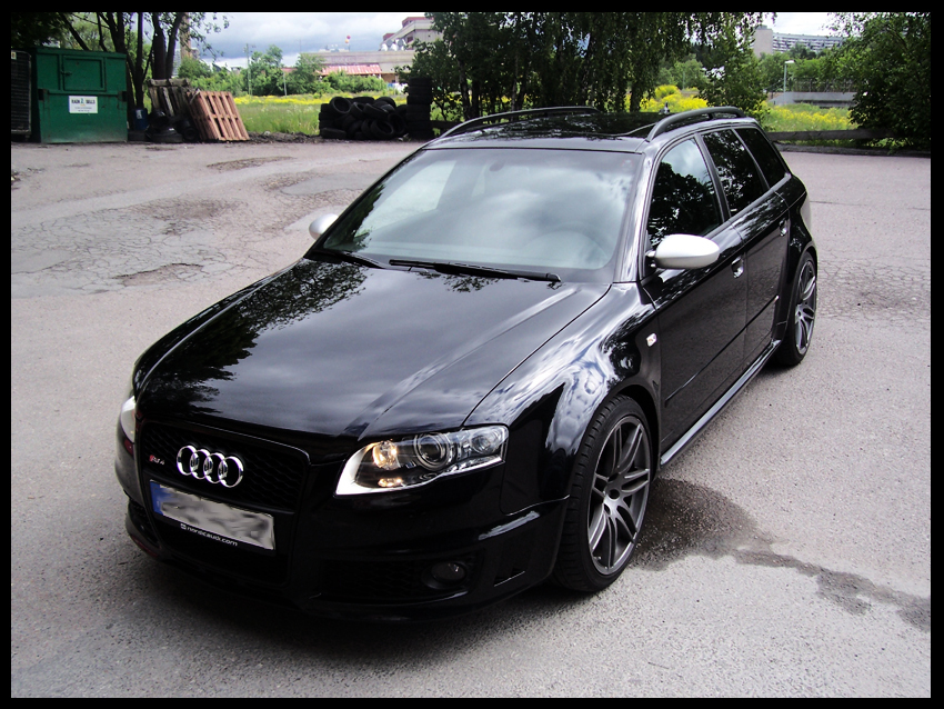 AUDI RS4 black