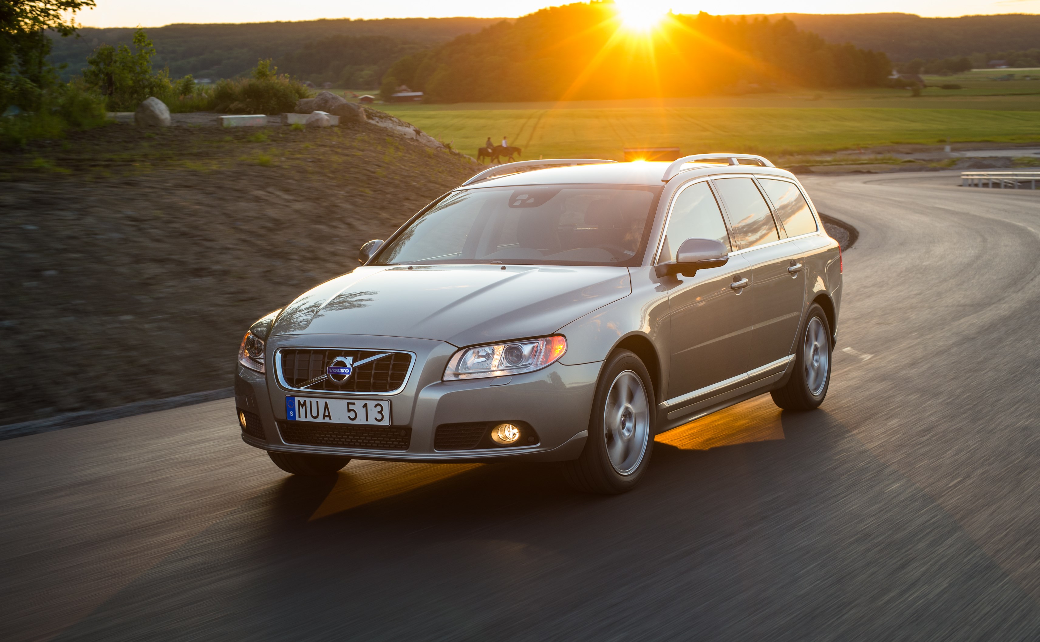 Купить вольво в красноярске. Volvo v70 2013. Volvo v70 2007. Вольво с70 2009. Volvo v70 III.