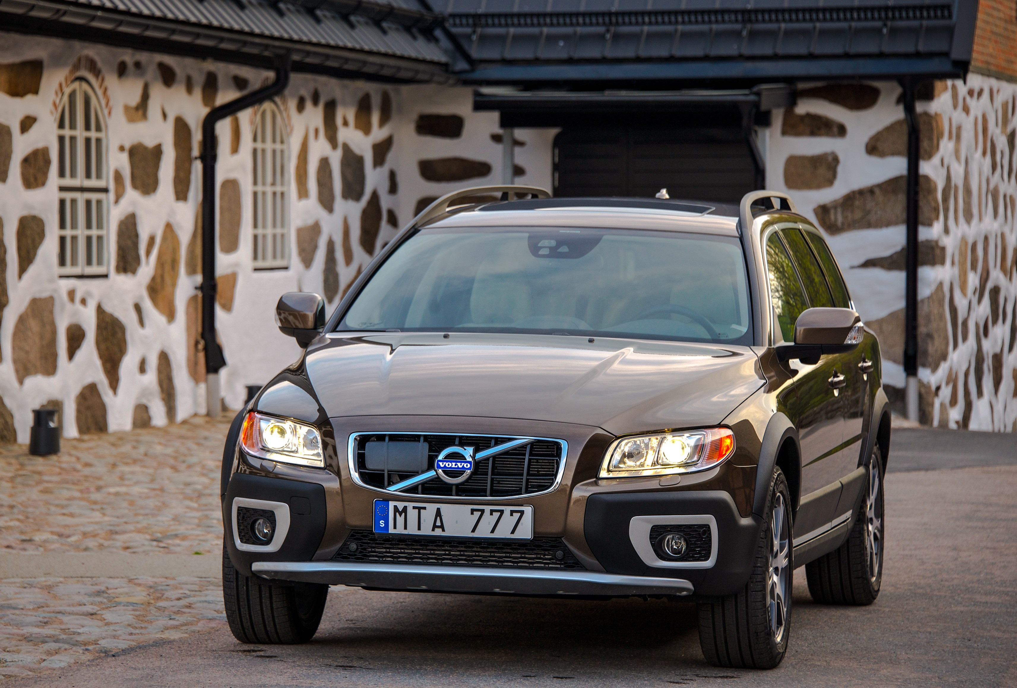 Купить вольво в красноярске. Машина Вольво хс70. Машина Volvo xc70. Volvo xc70 2013. Вольво xc70 спереди.