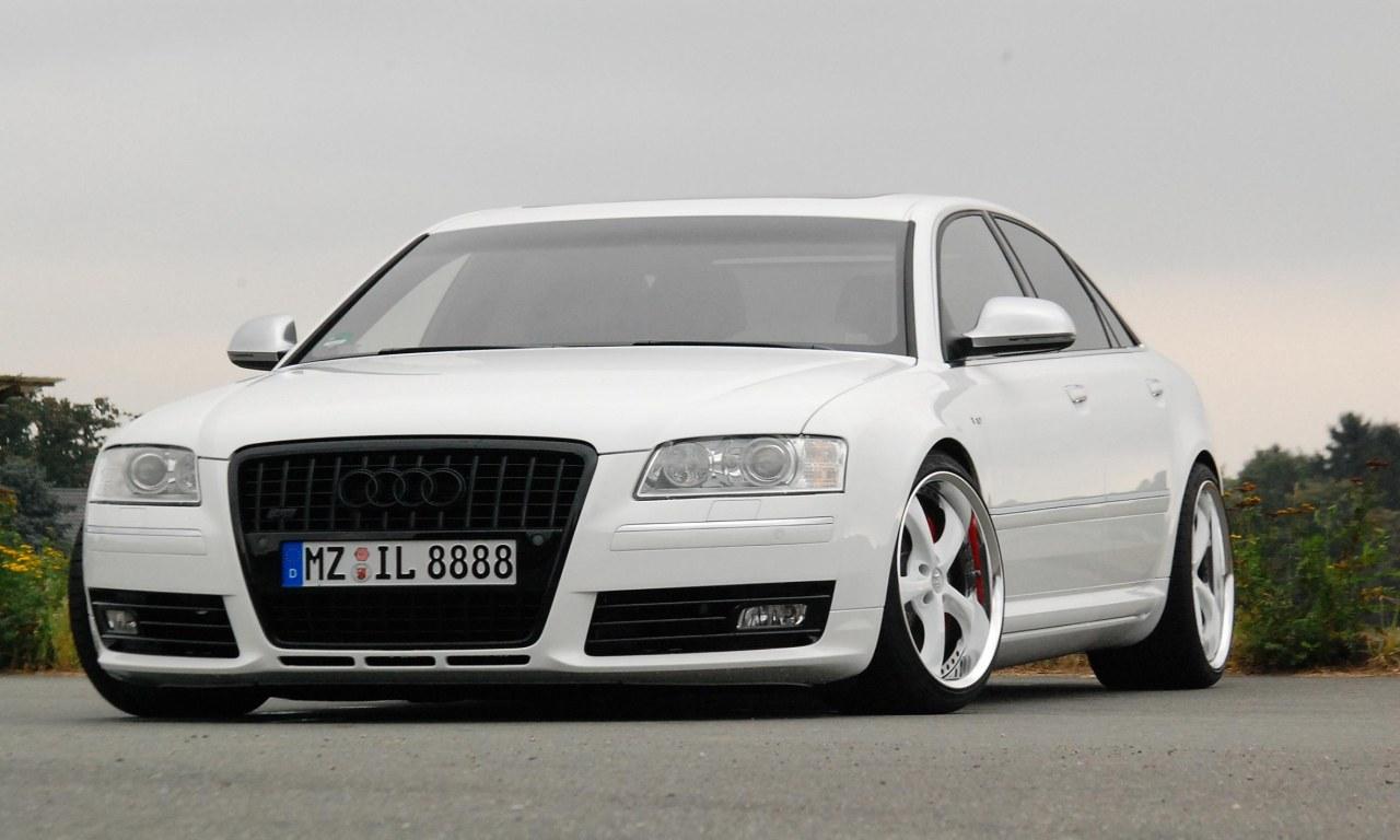 AUDI S8 red