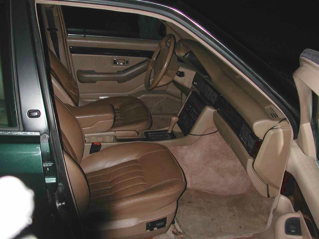 AUDI V8 interior
