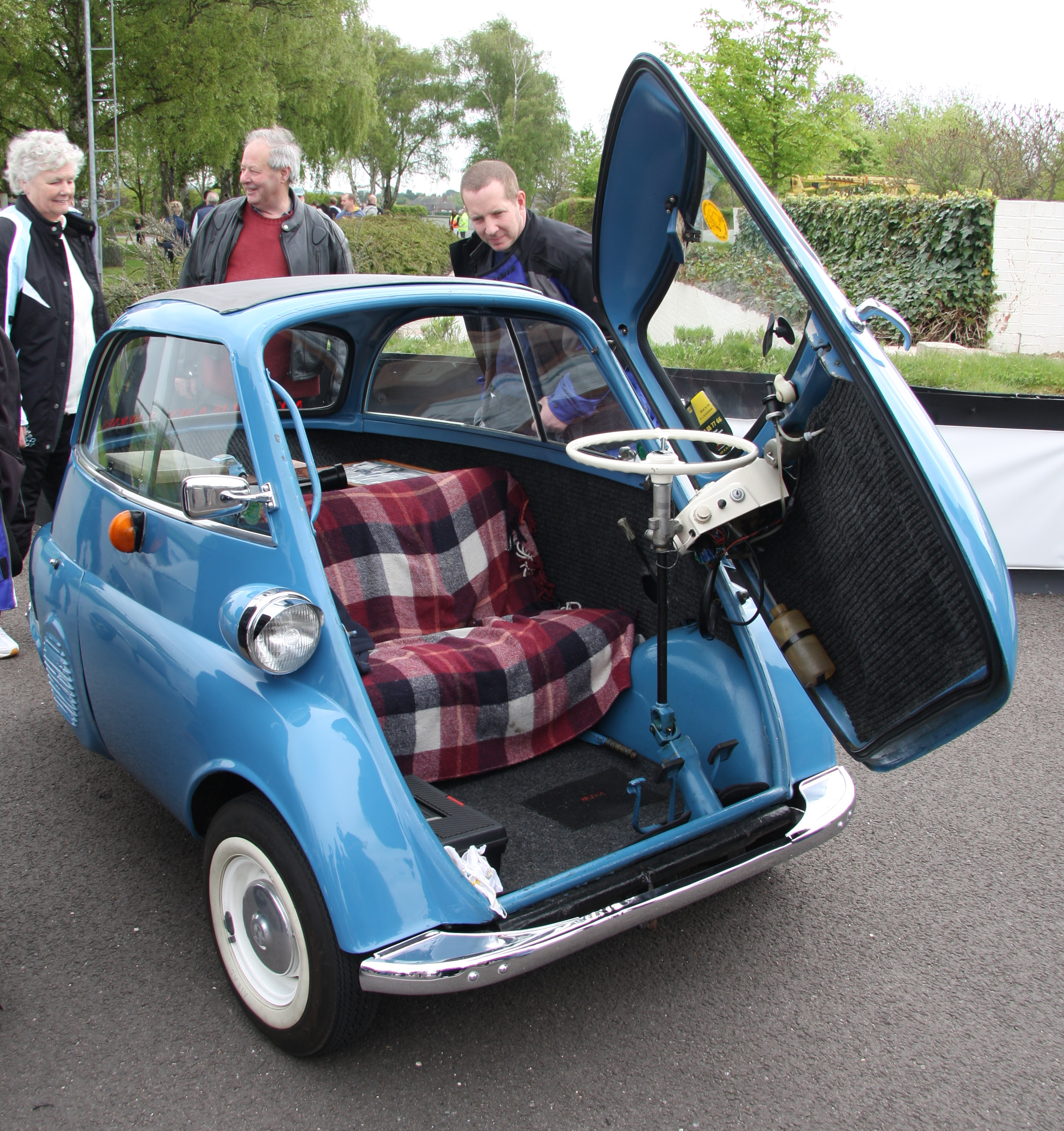 Маленькие автомобили в россии. БМВ Isetta. BMW Isetta 300 1955. BMW Isetta 2022. BMW Isetta 600.