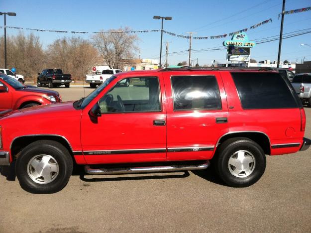 CHEVROLET TAHOE 4WD red