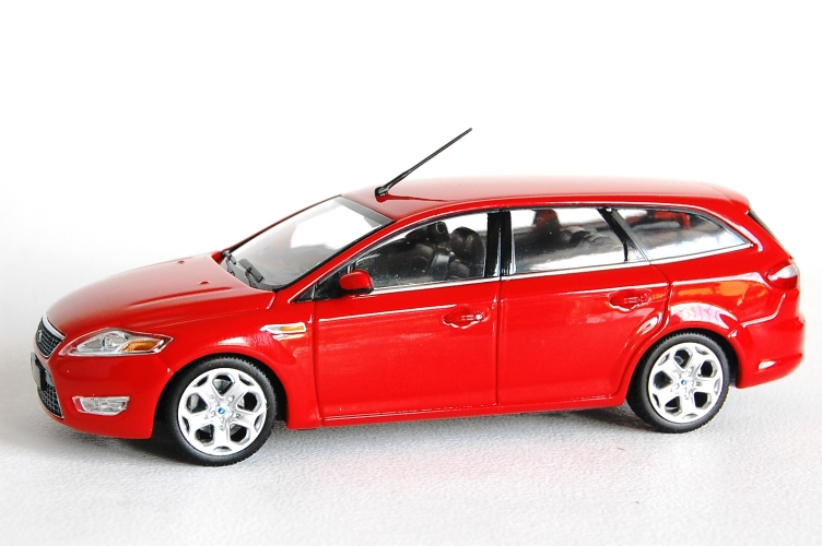 FORD MONDEO red