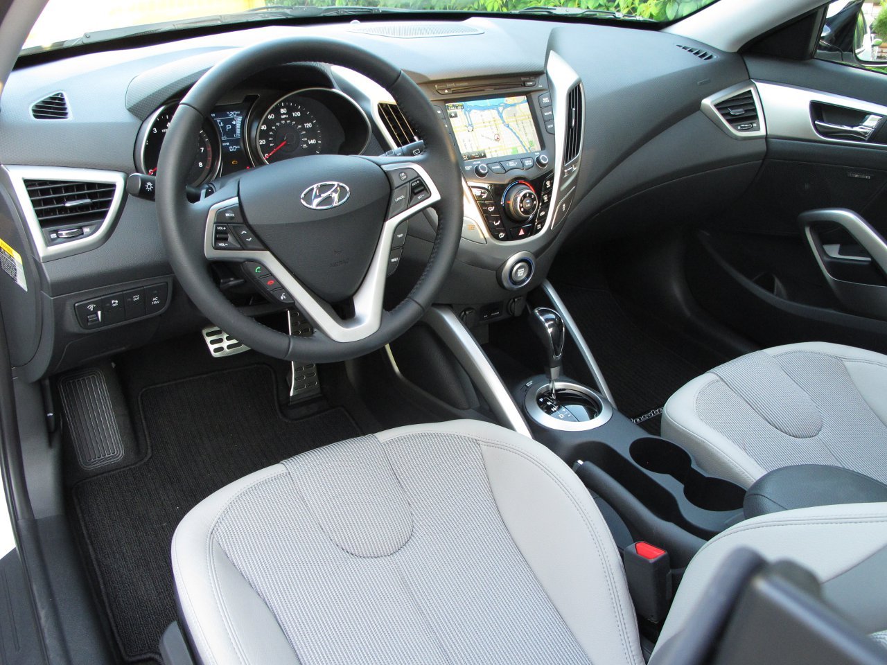 HYUNDAI VELOSTER hyundaiveloster_interior_2.jpg