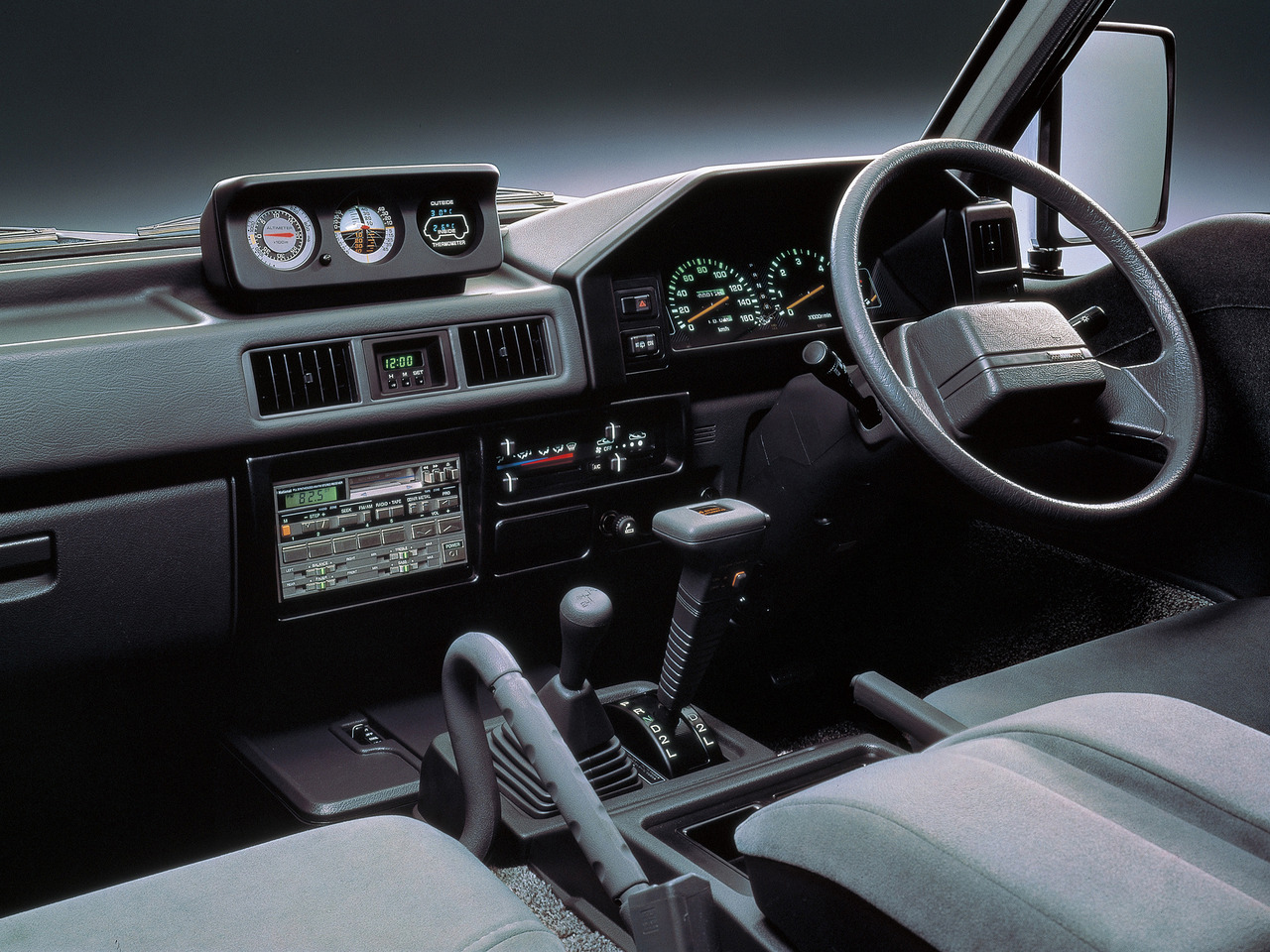 MITSUBISHI DELICA 4WD interior