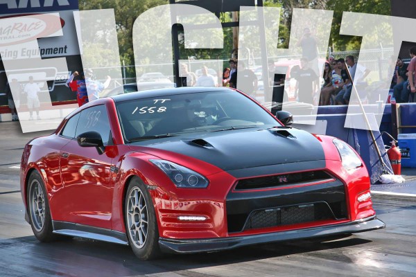 NISSAN GT-R 3.8 red
