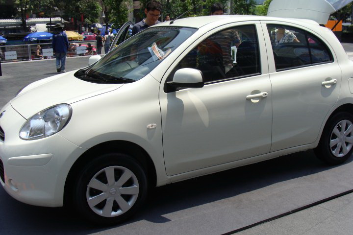 NISSAN MARCH white