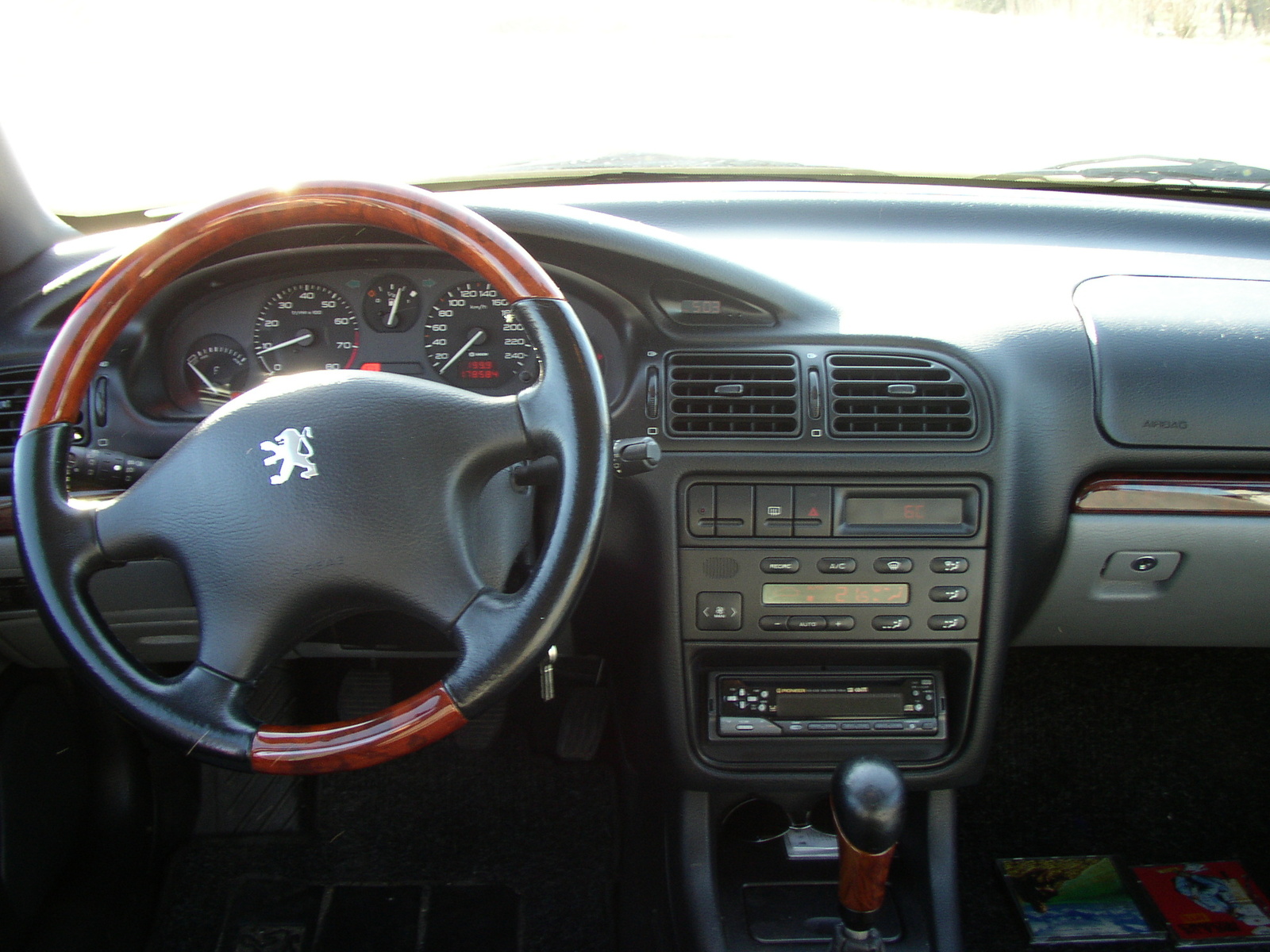 PEUGEOT 406 interior