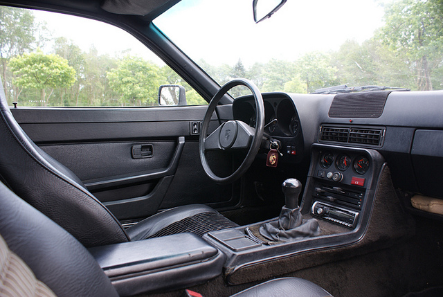 PORSCHE 924 interior