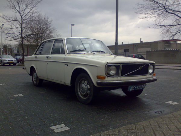 VOLVO 140 white