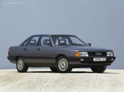 AUDI 100 green