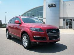 AUDI Q7 red