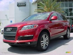 AUDI Q7 red