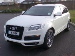 AUDI Q7 white