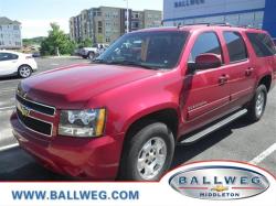 CHEVROLET SUBURBAN 4X4 red