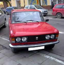 FIAT 125 red