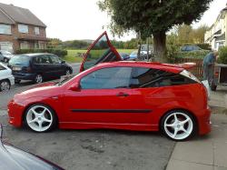 FORD FOCUS red
