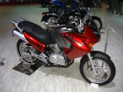 HONDA 125 VARADERO red