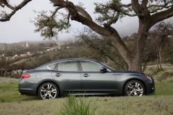 INFINITI M 37 red