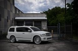 INFINITI QX 56 white