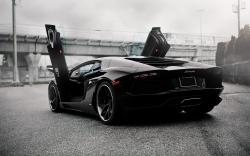 LAMBORGHINI AVENTADOR black