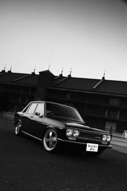 NISSAN BLUEBIRD black