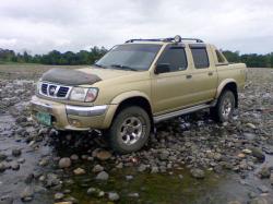 NISSAN FRONTIER 4X4 brown