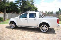 NISSAN NAVARA white