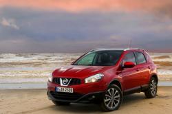 NISSAN QASHQAI red