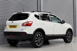 NISSAN QASHQAI white