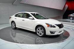 NISSAN SENTRA white