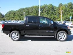 NISSAN TITAN 4X4 black