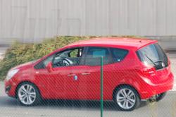 OPEL MERIVA red