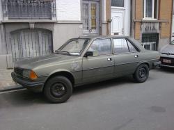 PEUGEOT 305 green