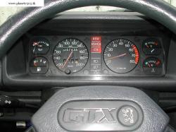 PEUGEOT 305 interior