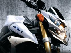 SUZUKI GSR 750 white