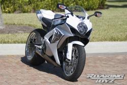 SUZUKI GSX-R1000 white