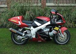 SUZUKI GSX-R750 red