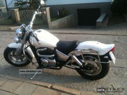 SUZUKI MARAUDER white