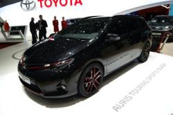 TOYOTA AURIS black