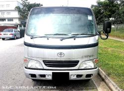 TOYOTA DYNA 100 white