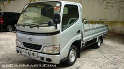 TOYOTA DYNA red