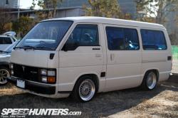 TOYOTA HIACE white