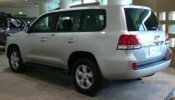 TOYOTA LAND CRUISER 200 white