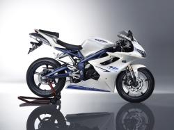 TRIUMPH DAYTONA 675 R silver