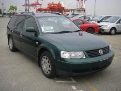 VOLKSWAGEN PASSAT green