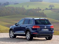 VOLKSWAGEN TOUAREG blue