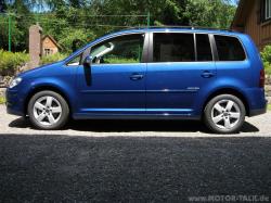 VOLKSWAGEN TOURAN blue