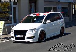 VOLKSWAGEN TOURAN white